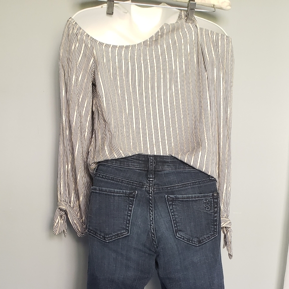 EXPRESS Cold Shoulder Tie Cuff Top - Picture 3 of 4